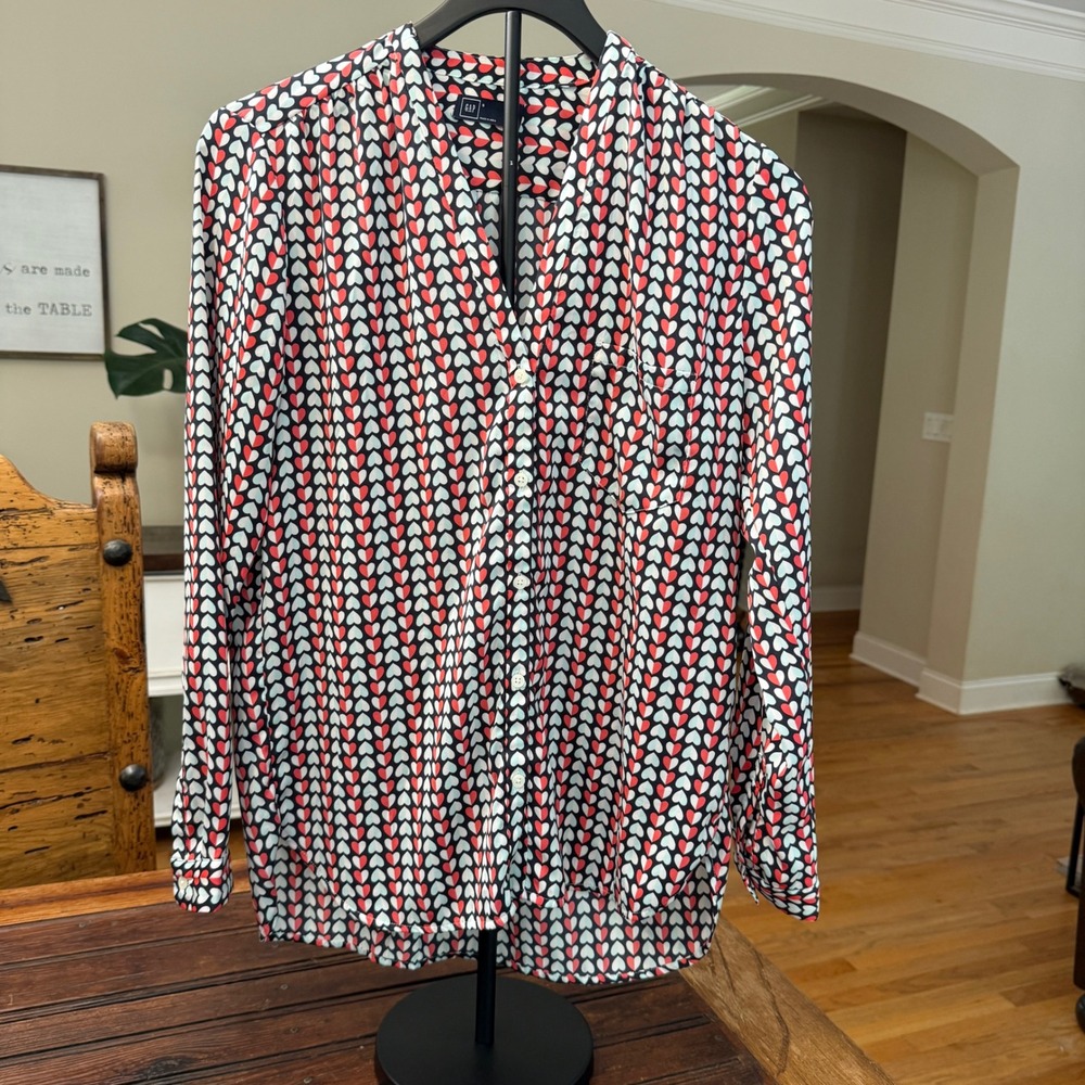 GAP Women Red White Heart Print Button Down Blouse Long Sleeve Small Pocket Top